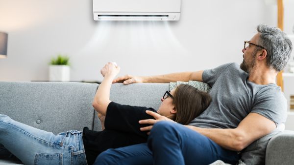 Família descansando no sofá em ambiente com conforto térmico