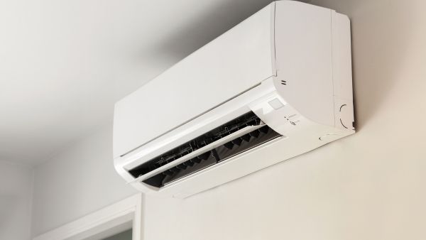 Ar-condicionado instalado em parte superior da parede de cômodo da casa